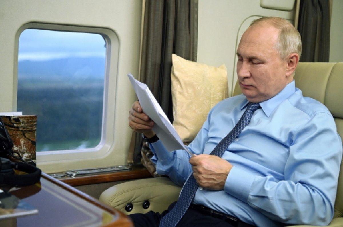 Путин рассказал, что чаще всего просыпается без будильника Но иногда просит «ребят» ему позвонить, если что-то срочное. Иногда ребята звонят. Если что-то строго очень — прошу адъютантов позвонить. Но, как правило, я сам просыпаюсь. Песков ранее отметил, что Путин «не спит, он работает».