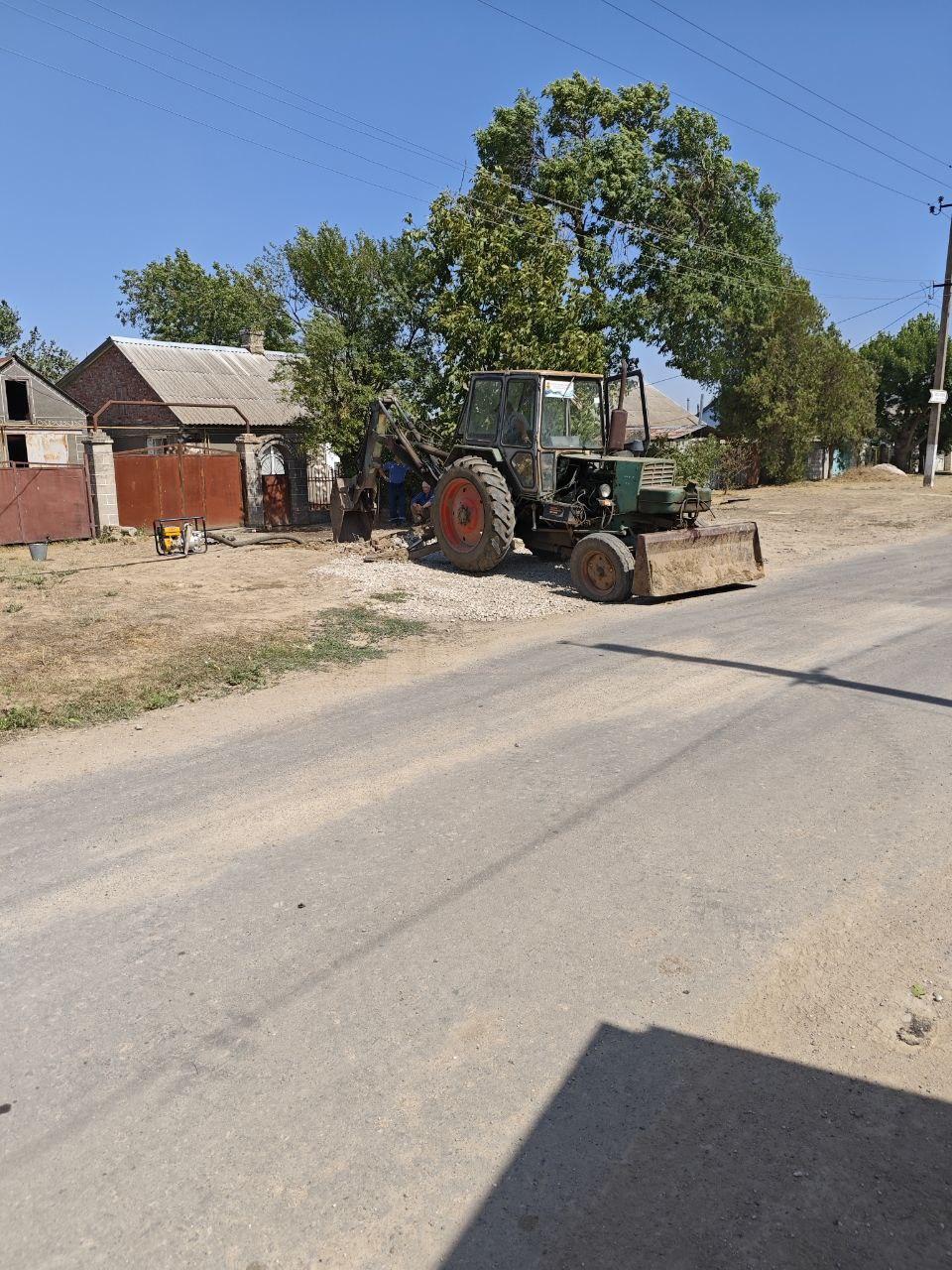 Рязанцы отремонтировали водопровод в посёлке Аскания-Нова  Бригада рязанских специалистов совместно с херсонским облводоканалом провели ремонтные работы в посёлке Аскания-Нова Чаплынского округа.  На улице Фальц-Фейна обнаружилась утечка — водоснабжение было нарушено. Специалисты выехали на место, нашли место прорыва и устранили утечку. Также они изготовили и поставили новую седелку. Кроме того, рязанцы осмотрели трубы, ведущие к домам абонентов. Зафиксировали, где требуется замена аварийных участков.   Напомним, бригада рязанского водоканала прибыла в Чаплынский округ для оказания помощи в восстановлении коммунальной инфраструктуры.