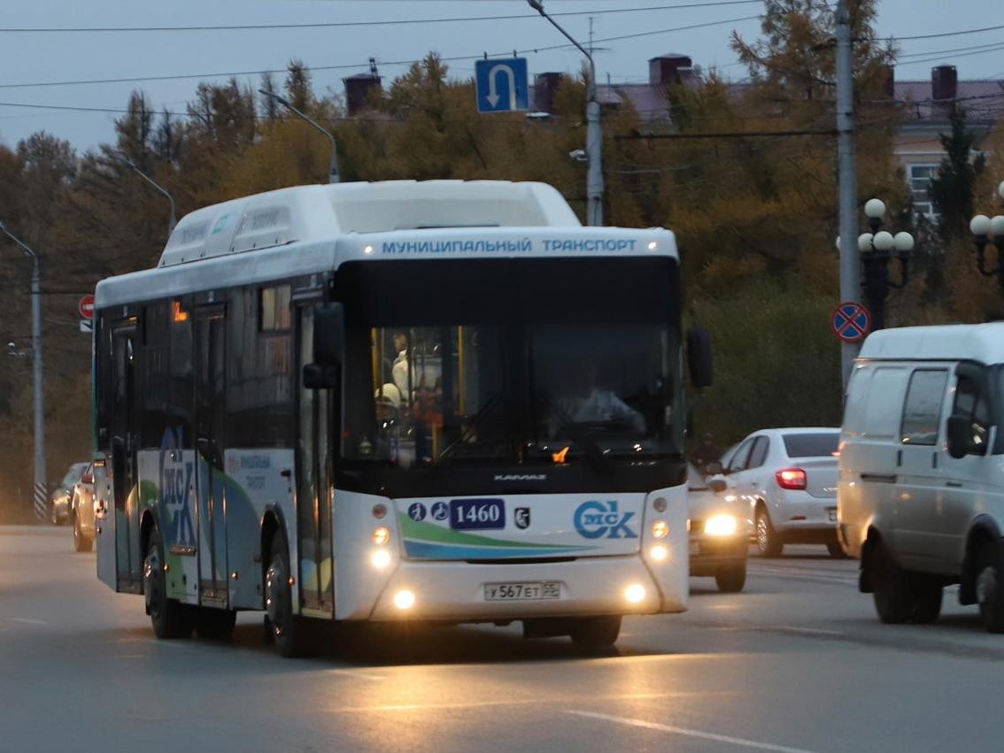 По просьбам горожан для повышения качества транспортного обслуживания на семи маршрутах автобусы среднего класса частично или полностью заменили на 22 просторных «ЛиАЗа» и «НефАЗа».   Целиком перевели на автобусы большого класса маршруты № 14, 21, 26 и 78. С сегодняшнего дня плановый выпуск обеспечивается 12, 5, 6 и 13 машинами соответственно.   Вместительность подвижного состава также увеличена на маршрутах № 61 и 83. Теперь, помимо среднего класса, в линию соответственно будут выходить 6 и 5 больших автобусов. После многолетнего перерыва транспортом большого класса можно воспользоваться и на маршруте № 94.  Кроме того, с началом учебного года для подвоза детей до школ на двух социальных маршрутах № 16 и № 88 организована работа дополнительных автобусов, а маршрут № 62 стал обслуживаться автобусом среднего класса.