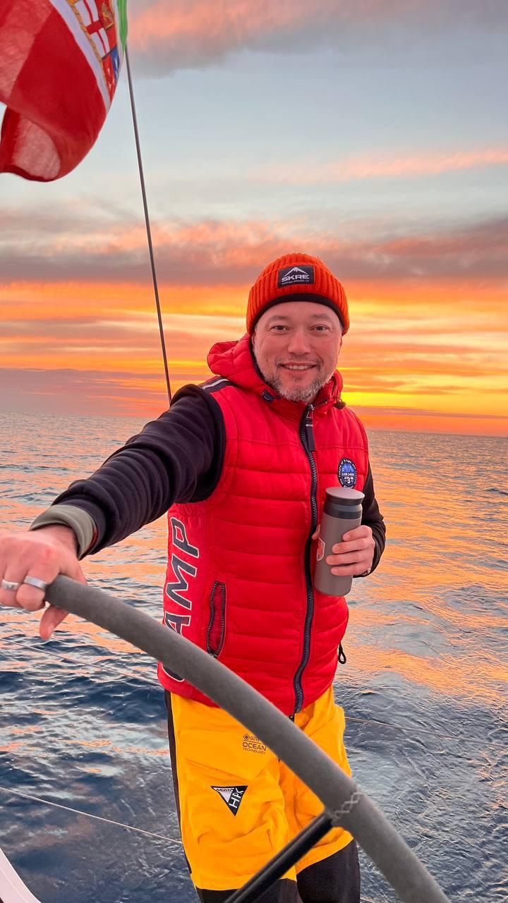 Экс главу технопарка Сколково Рената Батырова обвиняют в посредничестве во взятке Замоскворецкий суд Москвы заключил под стражу Рената Батырова по обвинению в посредничестве во взяточничестве в особо крупном размере следует из картотеки суда Первым об этом сообщил канал SkolkovoLeaks Мой источник подтвердил что речь идет именно об экс главе технопарка Сколково Ренате Батырове Подробности дела неизвестны 15 ноября в Замоскворецком суде рассматривалось ходатайство об избрании меры пресечения в виде заключения под стражу Батырову Р Р Ходатайство удовлетворили оно вступает в силу 19 ноября В карточке указана статья 291 1 часть 4 Это посредничество во взяточничестве в особо крупном размере Максимальное наказание по этой статье до 12 лет лишения свободы Ренат Батыров был генеральным директором технопарка Сколково с 2014 по 2023 годы Его преемником на этом посту стал Роман Русанов Потом Батыров ушел заниматься собственными проектами В прошлом году Батыров рассказывал что является членом совета директоров нескольких компаний с выручкой 5 15 млрд рублей IVA DIS Group Синергия Кроме того у него доля в клубе венчурных инвесторов Синдикат На своем сайте Батыров называет себя и партнером инвестбанка BSF Partners но среди партнеров на сайте банка он не указан Еще один крупный проект Батырова 100 Captains Это сообщество технологических предпринимателей и инвесторов увлеченных яхтингом Правда летом Батыров подумывал продать свою яхту Buran рассказал мой источник видевший сообщение о продаже Батыров объяснял это тем что ему нужны деньги а Buran один из немногих оставшихся у него активов И без его продажи целиком или доли в нем не обойтись утверждал Батыров Кроме того мой источник говорит о долгах 100 Captains на десятки миллионов рублей по состоянию на лето этого года Но в ноябре Батыров в своем канале писал что в этом году у проекта были революционные изменения Смена всей команды появление инвестора и я продолжаю поднимать раунд привлекать инвестиции Последний год Батыров занимался крупным проектом технопарком Парк будущих технологий на территории инновационного центра Сколково Большой бульвар 51 31 октября открылся прием заявок для тех кто хочет получить место в коворкинге этого технопарка В сентябре Батыров писал что проводил экскурсию по своему технопарку Оскару Хартманну А в октябре на экскурсии был Игорь Рыбаков 15 ноября Батыров планировал провести вечеринку в своем Парке будущих технологий где хотел отметить прошедший день рождения Но в этот день случился суд об избрании ему меры пресечения А еще 13 ноября Батыров был в Казахстане встречался с родными и людьми из местного технологического сообщества TheEdinorogBlog тот самый канал про стартапы