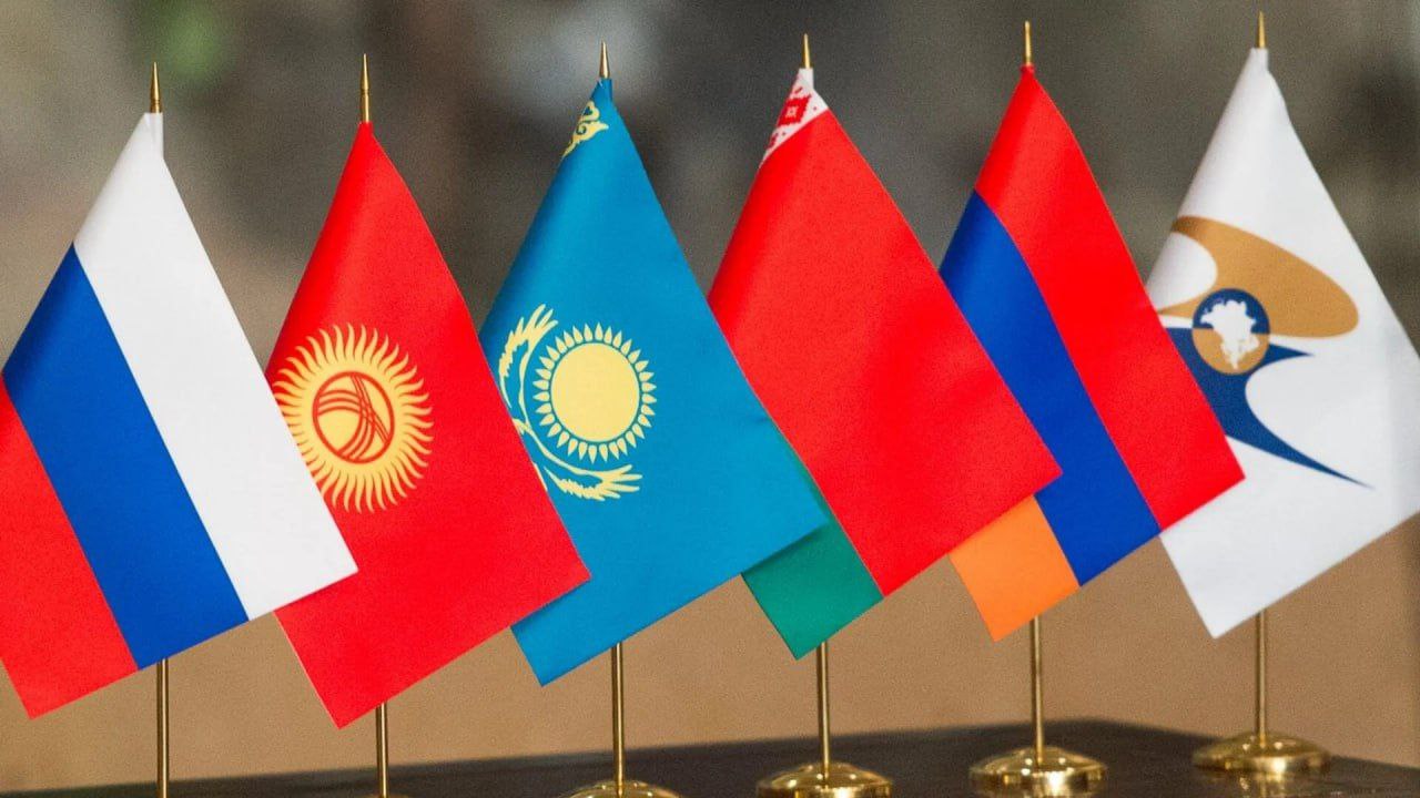 На границе Кыргызстана со странами ЕАЭС внедряют платную электронную очередь Власти Кыргызстана утвердили порядок платного резервирования даты и времени пересечения автомобильных пунктов пропуска на границе со странами Евразийского экономического союза. Система предназначена для упрощения и автоматизации таможенных процедур. Оператором электронной очереди и зон ожидания стало ОАО «Государственная таможенная инфраструктура». Таможенная служба совместно с оператором намерены внедрять систему на всех КПП по мере готовности. ℹ С июня 2025 года на КПП «Кызыл-Кия» запустили систему электронной очереди для фур, которая ускорила прохождение границы и сократила очереди. Ранее LogiStan писал о том, что правительство Кыргызстана подписало постановление о выделении земель под строительство нового пункта пропуска «Каркыра» в Иссык-Кульской области. Logistan.info Логистика Экономика