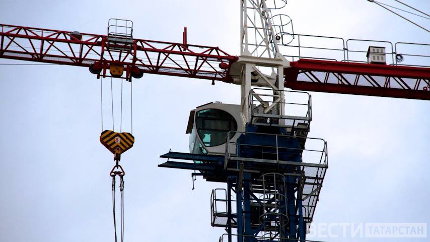 В Татарстане установлен рекорд по вводу жилья в 2025 году В 2025 году Татарстан рекордно перевыполнил план по вводу жилья сдав 3 5 млн кв м По словам министра строительства РТ Марата Айзатуллина построено 110 коммерческих многоэтажных домов 952 тыс кв м и выполнен план по социальной ипотеке 44 дома 162 тыс кв м В сегменте индивидуального жилья сданы 17 785 домов 2 4 млн кв м Подробнее на сайте Подписаться Сообщить новость   Вести Татарстан в MAX