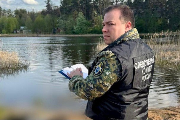 Следователи осмотрели озеро в Лужском районе, где нашли тело пропавшего молодого жителя Стояновщины Как сообщает пресс-служба СК Ленинградской области, по факту пропажи молодого человека расследуется уголовное дело по статье "убийство". Данные о его безвестном исчезновении поступили в следствие в феврале этого года. На тот момент было установлено, что мужчина покинул свой дом в деревне Стояновщина и отправился в неизвестном направлении. Напомним, что 18-летний юноша пропал на Новый год. Искавшие его волонтеры поискового отрядя "Пойдем найдем город Луга" сообщали, что житель Стояновщины встретил праздник с родными, а потом поехал к друзьям, но до места так и не добрался. 18 мая тело пропавшего было обнаружено в озере Большое Толони. СК по Ленобласти