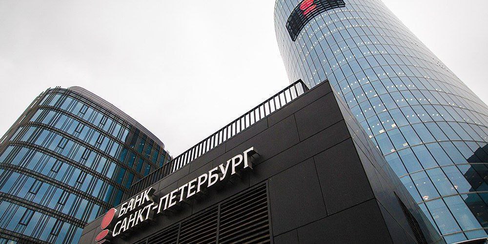 Банк Санкт Петербург в январе ноябре 2025 года сократил чистую прибыль по РСБУ на 22 2 по сравнению с показателем аналогичного периода прошлого года до 37 млрд рублей говорится в сообщении кредитной организации Чистая прибыль банка в ноябре 2025 года составила 1 2 млрд рублей что в 4 8 раза ниже показателя ноября 2024 года Рентабельность капитала ROE в январе ноябре равнялась 19 6 в ноябре 6 7 Чистый процентный доход в январе ноябре вырос на 8 3 до 68 5 млрд рублей в ноябре снизился на 15 1 до 5 5 млрд рублей Чистый комиссионный доход в январе ноябре увеличился на 3 до 10 7 млрд рублей в прошлом месяце на 14 3 до 1 млрд рублей bspb trader book