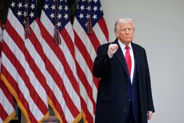 Дональд Трамп заявил, что не станет ужесточать санкции против России Администрация США не идёт на этот шаг, поскольку не хочет навредить урегулированию по Украине. Об этом журналистам в Белом доме сообщил американский лидер. «Я не хочу этим всё испортить», — сказал Трамп. Президент США отметил, что он «намного жёстче» по характеру, однако следует знать, когда именно можно использовать инструмент усиления санкций. Ранее газета The Wall Street Journal писала, что Трамп обдумывает введение очередных рестрикций в отношении России, а также планирует выйти из переговорного процесса. Подпишись на «Говорит Москва»