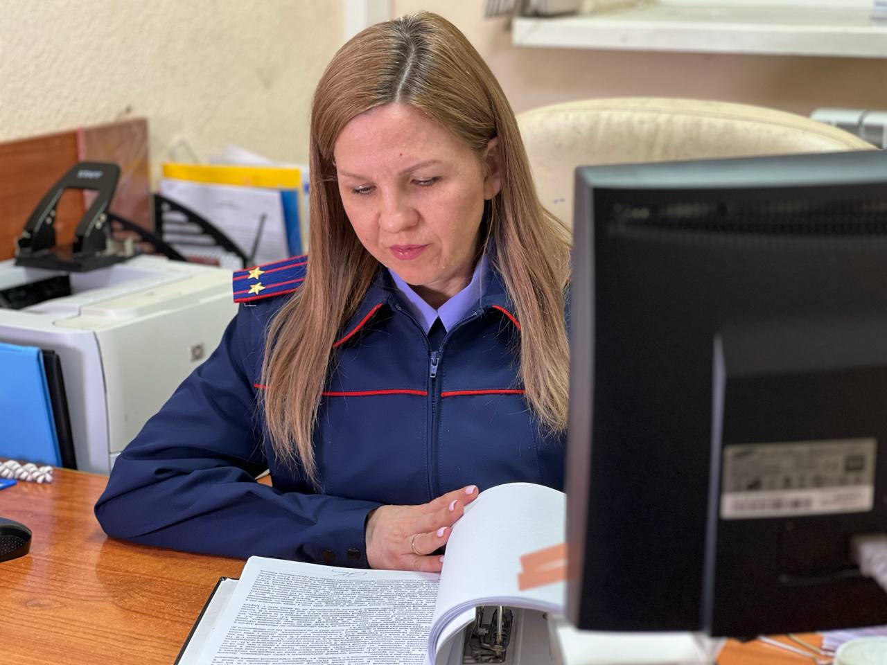 Следователями СК завершено расследование уголовного дела в отношении руководителя организации по производству кондитерских изделий обвиняемой в уклонении от уплаты налогов Вторым отделом по расследованию особо важных дел следственного управления СК России по Саратовской области завершено расследование уголовного дела в отношении фактического руководителя одной из организаций города Балаково Саратовской области обвиняемой в совершении преступления предусмотренного п б ч 2 ст 199 УК РФ уклонение от уплаты налогов организации в особо крупном размере Следствием установлено что в период с 2017 по 2019 годы обвиняемая действуя из личной заинтересованности направленной на сокращение расходов организации и минимизацию налоговых обязательств внесла в налоговый учет организации а также в налоговые декларации по налогу на добавленную стоимость и налогу на прибыль заведомо ложные сведения Для подтверждения фиктивных операций обвиняемая использовала подложные документы от имени индивидуальных предпринимателей и юридических лиц поставщиков товаров которые фактически не осуществляли с организацией финансово хозяйственных отношений В результате преступных действий бюджетной системе Российской Федерации причинен ущерб в размере свыше 61 млн рублей В целях обеспечения возмещения причиненного ущерба и исполнения приговора в части возможных имущественных взысканий по постановлению суда следователем СК наложен арест на имущество организаций в которых она является руководителем и учредителем Уголовное дело возбуждено по материалам поступившим из межрайонной ИФНС России 2 по Саратовской области Следственным органом собраны исчерпывающие доказательства изобличающие обвиняемую в совершении инкриминируемого деяния в связи с чем уголовное дело направлено в суд для рассмотрения по существу подписаться на Следком 64 в MAX подать обращение