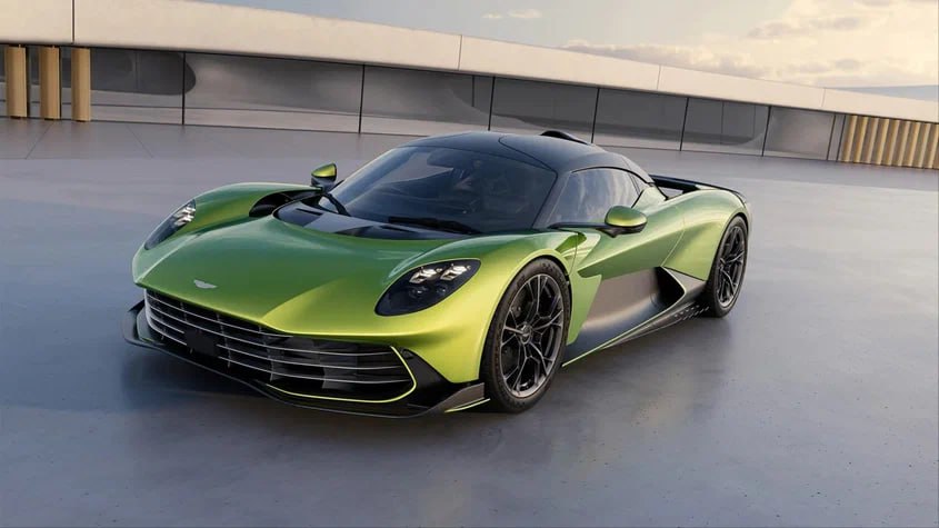 Aston Martin ожидает убытки на 110 миллионов фунтов из за падения продаж Компания снова изменила прогноз на 2025 год он как и предыдущие будет для неё убыточным потери могут достигнуть 110 миллионов фунтов стерлингов до уплаты налогов и процентов Корректировка произведена на фоне снижения оптовых продаж автомобилей Aston Martin в июле сентябре они составили 1 43 тысячи штук против 1 64 тысячи годом ранее Такая же динамика наблюдалась и в розничных поставках При этом прогноз на 2026 год у производителя оптимистичный Aston Martin ожидает существенное улучшение финансовых показателей Этому будут способствовать запуски новых моделей и реализация программы по сокращению расходов autoruonline
