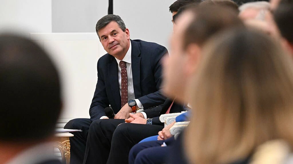 Ректор РАНХиГС Алексей Комиссаров считает, что сокращение числа платников в российских вузах должно происходить не через ограничение платных мест, а с помощью повышения минимального балла единого госэкзамена ЕГЭ для поступления в университеты. «У нас много вузов, где неприлично низкие средние баллы ЕГЭ, с которыми абитуриенты приходят, как-то получают диплом, и, соответственно, затем девальвируется сама система высшего образования», – заявил он на форуме ведущих вузов, который провело рейтинговое агентство RAEX. Абсолютно здравый, на наш взгляд, подход.
