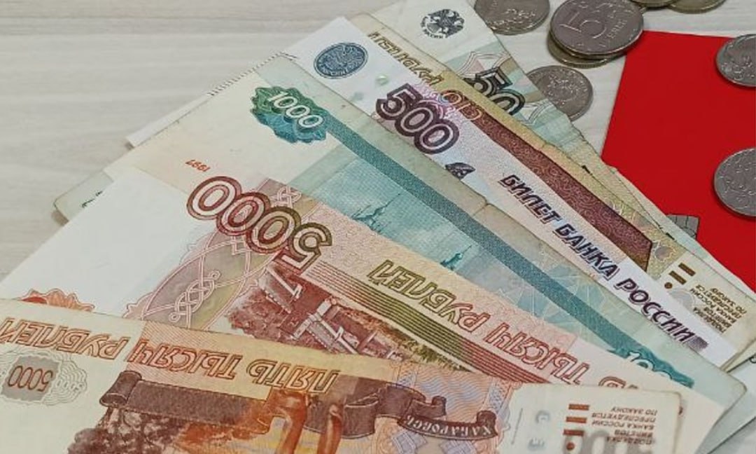 В Новосибирской области средняя зарплата преодолела порог в 80 тысяч рублей В первом квартале 2025 года средняя номинальная начисленная заработная плата в регионе достигла 80 тысяч 174 рублей до вычета налогов и обязательных платежей. Как сообщил Новосибирскстат, самые высокие зарплаты были зафиксированы в сферах, связанных с информационными технологиями и связью, финансовой и страховой деятельностью, а также в добывающей промышленности. В среднем, на руки новосибирцы в этот период получали 79 тысяч 819 рублей — это меньше, чем, в среднем по СФО, но немного больше, чем в Томской 78 тысяч 850 рублей и Кемеровской 79 тысяч 618 рублей областях. При этом в регионе по-прежнему сохраняется дефицит соискателей рабочих специальностей. Горсайт, фото: Екатерина Шамина