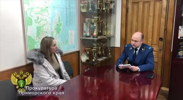 Мать девочки, оставленной на площадке, обсудила меры с прокурором Находки