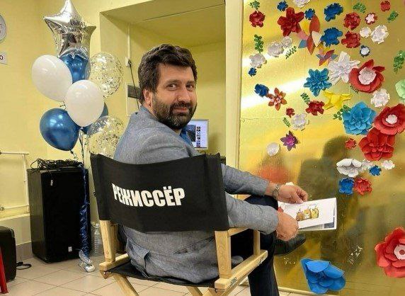 В Челябинске режиссер устроил особый театр из школьных учителей Челябинский режиссер Тамаз Гачечиладзе создал Областной педагогический театр в котором актерами стали учителя местных школ и работники сферы образования На театральных подмостках они сами становятся учениками чтобы постичь азы высокого искусства В перерывах между уроками и проверкой тетрадей педагоги под руководством профессионалов осваивают сценическую речь телесные практику и даже клоунскую школу И всё ради долгожданной премьеры спектакля в котором выступят 23 участницы театра Я подумал что надо вдохновлять учителей чтобы те вдохновляли своих учеников И таким образом родился театр учителей цитируют Тамаза Гачечиладзе Аргументы Недели У нас скоро премьера наш первый спектакль 23 участницы учителя работники детских садов музработники спортработники воспитатели заведующие методисты учителя младших классов и просто учителя предметники Очень разношерстная команда Наставниками педагогов становятся профессиональные актеры с богатым бэкграундом Так основами телесной практики с ними занимается артист и режиссер Дмитрий Усков начинавший карьеру с мим театра Проспектъ Премьерный спектакль учителя поставили на основе рассказов Даниила Хармса Театр начинает с комедии буффонады но в планах режиссера постановка спектаклей в совершенно разных жанрах Подписаться на vecherchel   Голосовать за канал