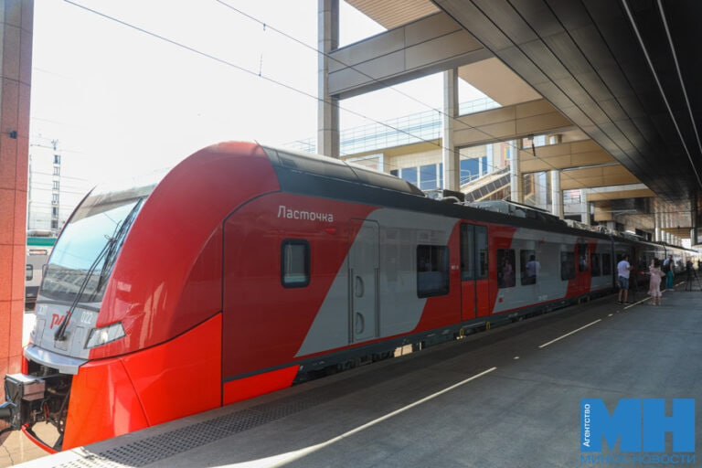 Ночную безостановочную Ласточку запустят между Минском и Москвой Планируется что поезд будет отправляться из столицы Беларуси в период между 23 00 и 0 00 с прибытием в Москву примерно через 6 5 часа Таким образом уменьшится время в пути и улучшится ситуация с наличием билетов Минск Новости MINSKNEWS BY Telegram Viber FB VK Inst TikTok YouTube