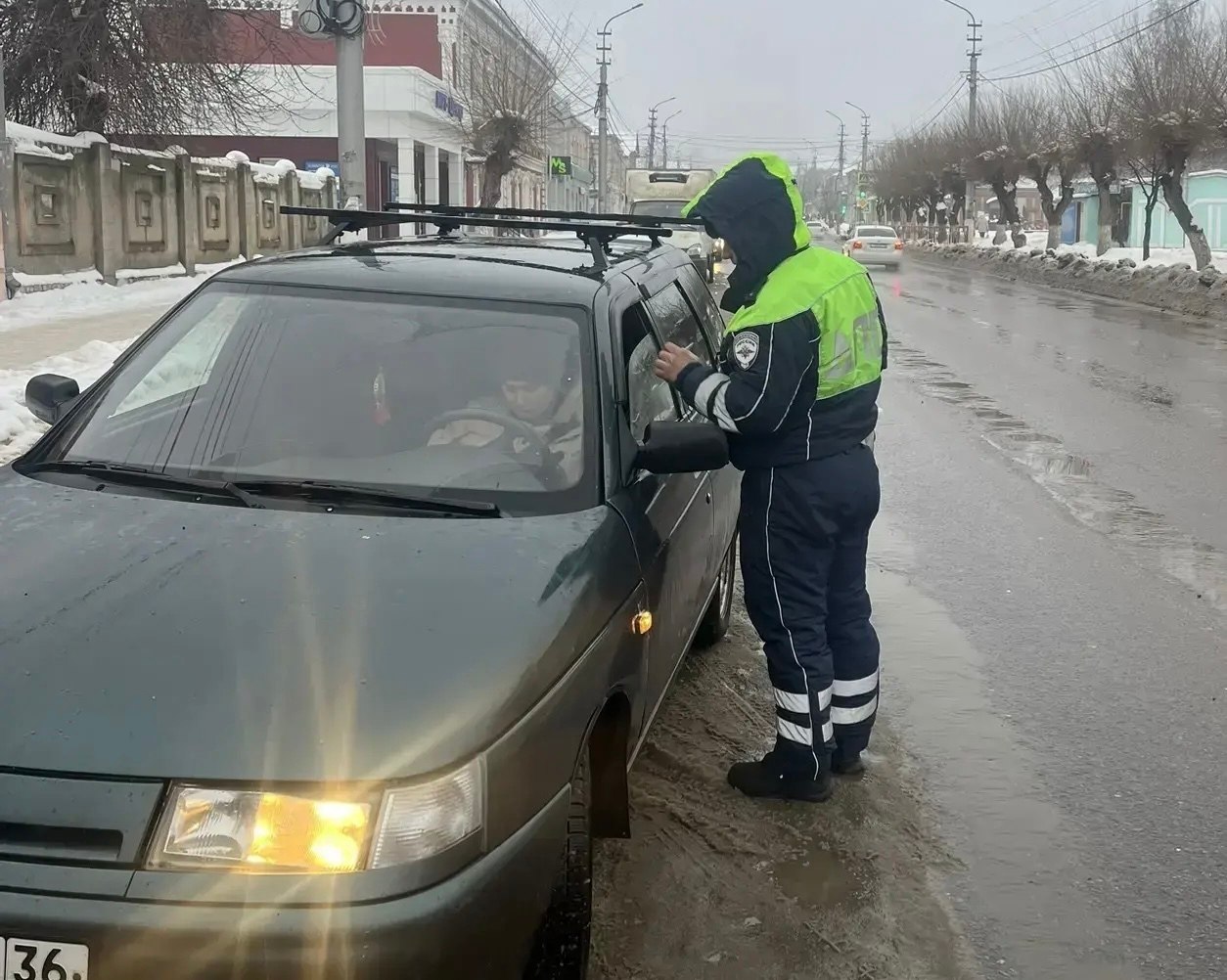 Завершилось профилактическое мероприятие Правопорядок на дорогах С 29 января по 02 февраля на территории обслуживания МО МВД России Камышинский сотрудники Госавтоинспекции провели профилактическое мероприятие Правопорядок на дорогах направленное на повышение безопасности дорожного движения в том числе в условиях неблагоприятных погодных факторов Особое внимание уделялось выявлению водителей управляющих транспортными средствами в состоянии опьянения а также лиц не имеющих либо лишённых права управления Вёлся контроль за соблюдением правил перевозки несовершеннолетних пассажиров использованием ремней безопасности предоставлением преимущества пешеходам и пресечением выезда на полосу встречного движения Госавтоинспекция обращает внимание участников дорожного движения на необходимость выбора безопасной скорости увеличения дистанции и строгого соблюдения Правил дорожного движения в условиях ограниченной видимости