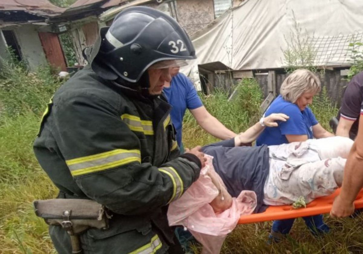 В Орловской области спасли провалившуюся в яму женщину     Пожилая женщина, работая на огороде, упала в яму и не могла оттуда выбраться. Ситуацию усугубило то, что она повредила себе ногу.  ↗  Прислать новость   Подписаться
