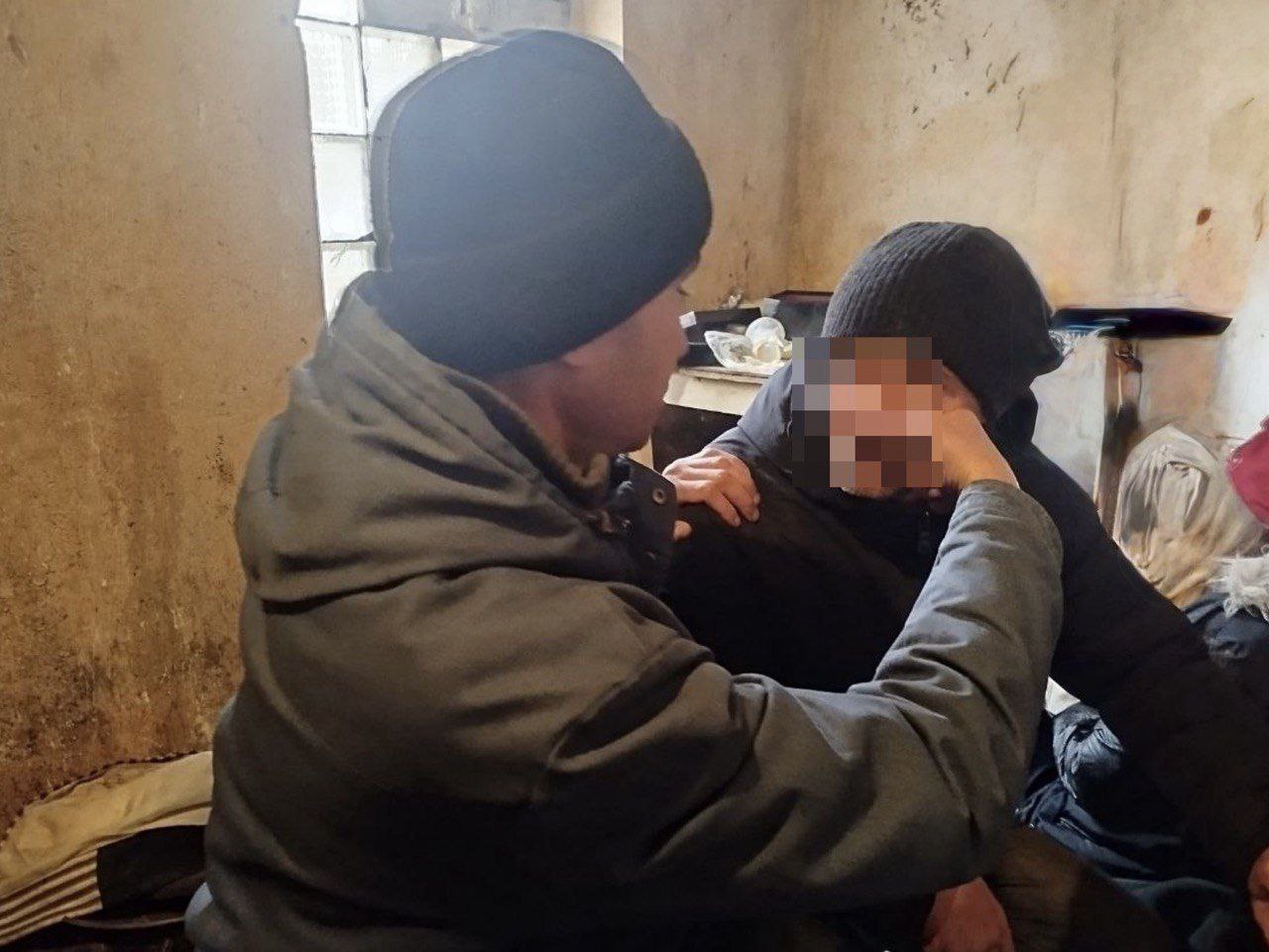 Житель Херсонской области предстанет перед судом по обвинению в смертельном избиении знакомого Скадовским межрайонным следственным отделом СУ СК России по Херсонской области завершено расследование уголовного дела в отношении 41-летнего местного жителя. Он обвиняется в совершении преступления, предусмотренного ч. 4 ст. 111 УК РФ умышленное причинение тяжкого вреда здоровью, повлекшее по неосторожности смерть потерпевшего . Следствием установлено, что в начале декабря 2024 года в вечернее время обвиняемый, находясь в одном из домовладений, расположенном в городе Скадовске, распивал спиртные напитки совместно со своим знакомым. На фоне употребления алкоголя между ними произошёл словесный конфликт, в ходе которого мужчина нанес удар по голове своего оппонента, от чего последний ударился об стену. На следующий день от полученных телесных повреждений потерпевший скончался в медицинском учреждении. Следователями межрайонного следственного отдела назначены и проведены судебные экспертизы, выводы которых в совокупности с иными доказательствами полностью изобличают обвиняемого в совершенном преступлении. В ходе допроса фигурант признал свою вину, ему избрана мера пресечения в виде заключения под стражу. Следствием собрана достаточная доказательственная база, в связи с чем уголовное дело с утвержденным надзорным ведомством обвинительным заключением направлено в суд для рассмотрения по существу. В соответствии с санкцией статьи фигуранту грозит наказание в виде лишения свободы сроком до 15 лет.