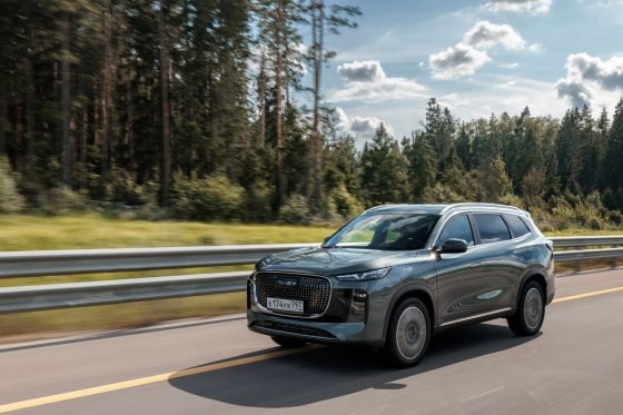 Tenet начинает обходить по продажам Chery Российский бренд Tenet всего за пару месяцев закрепился в топ 5 автопроизводителей страны обойдя по объемам продаж своего донора Chery По данным Автостата на 41 й и 42 й неделях года дилеры реализовали 1689 и 1760 машин Tenet тогда как Chery в пятерке уже не оказалось Важный нюанс теперь это локализованные китайцы их выпуск налажен на бывшем заводе Volkswagen в Калужской области В планах Tenet до 200 тысяч автомобилей в год и более 200 дилерских центров в 90 городах России Пока Tenet и Chery делят одни и те же площадки но по словам дилеров это временно замещение неизбежно Эксперты настроены прагматично Вице президент Национального автомобильного союза Антон Шапарин считает что успех Tenet напрямую зависит от того насколько быстро Chery начнет уходить с рынка Подробности в материале Российской Газеты Фото Пресс служба Tenet