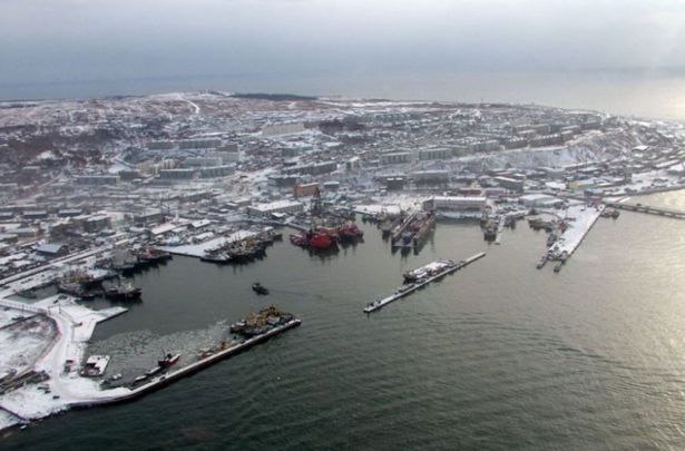 В Корсаковском порту завершен первый этап обновления причалов и акватории В 2026 году в Корсакове начнется реконструкция Южного порта с дноуглублением чтобы принимать более крупные суда Губернатор Валерий Лимаренко сообщил в Telegram что проект направлен на укрепление связей с удаленными населёнными пунктами и повышение эффективности логистики Для региональных перевозок Сахалин получил два новых грузо пассажирских судна Адмирал Невельской и Павел Леонов Их работа помогает ускорить доставку людей и грузов между Сахалином и Курилами За последние годы пассажиропоток вырос в два раза а объем перевозимых грузов в четыре Социально значимые поставки увеличились на 40 Сахалин