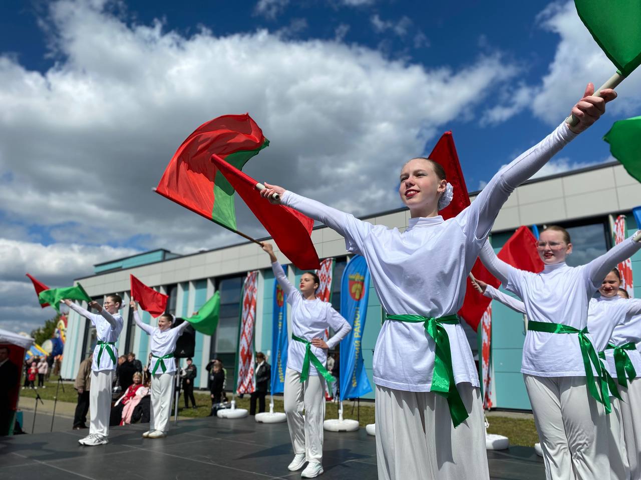 Праздник в Михановичах открыла церемония выноса Государственного флага и герба Беларуси День Государственного флага, Государственного герба и Государственного гимна отмечается ежегодно во второе воскресенье мая. Эти символы – воплощение национальной истории и суверенитета нашей страны. На мероприятии присутствуют председатель Минского районного Совета депутатов Наталья Жук, заместитель председателя Минского райисполкома Ирина Тихонко.