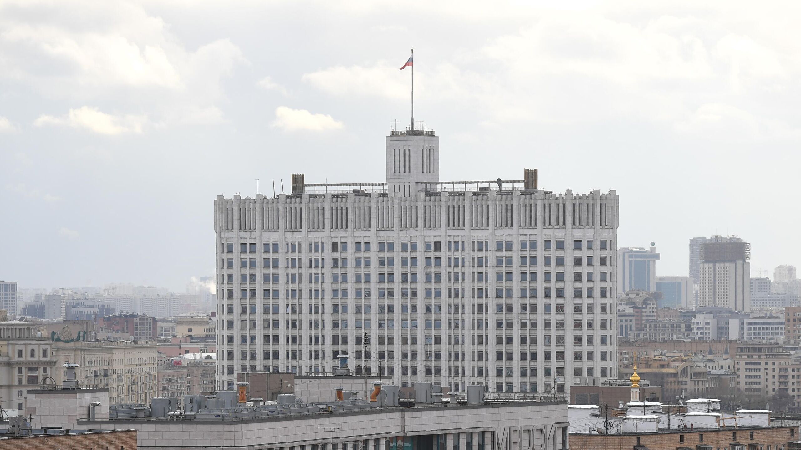 Правительство Российской Федерации направит 16 7 миллиарда рублей на создание четырех спутников связи и обеспечения связи соответствующее распоряжение размещено на портале официального опубликования правовых актов Направить в 2025 году Минцифры России бюджетные ассигнования предусмотренные Минфину России по подразделу Связь и информатика раздела Национальная экономика классификации расходов бюджетов в размере 16 7 миллиарда рублей на государственную поддержку федерального государственного унитарного предприятия Космическая связь в целях обеспечения создания спутников связи и вещания государственной орбитальной группировки гражданского назначения на геостационарной орбите с учетом требуемого страхования имея в виду заключение договоров на выполнение работ по проектированию изготовлению сдаче в эксплуатацию на орбите четырех космических аппаратов связи и вещания и оплату авансовых платежей по указанным договорам говорится в документе