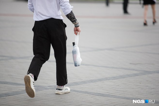 В 2025 году в Омске от алкогольной зависимости избавились 120 человек а от наркотической 96 Все они ушли в стойкую ремиссию Об этом ngs55news рассказали в региональном Минздраве По данным ведомства средний возраст пациентов составил 36 лет Всего в городе работает 37 реабилитационных центров которые оказывают помощь омичам с алкогольной и наркотической зависимостью Что касается несовершеннолетних пациентов то их ставят на учет в наркологическом диспансере Будьте в курсе даже офлайн NGS55 в MAX