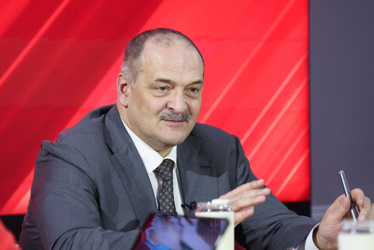 В Махачкале проработают вопрос увеличения общественного транспорта в пригороде Об этом заявил Сергей Меликов во время прямой линии отвечая на вопрос поступивший через ЦУР Дагестана Мы занимаемся этим вопросом Сегодня будем обсуждать с мэром города развитие транспортной инфраструктуры Махачкалы Обязательно рассмотрим увеличение объёмов общественного транспорта Как вы знаете совсем недавно мы запустили новые автобусы и в следующем году эта работа будет продолжена отметил Сергей Меликов