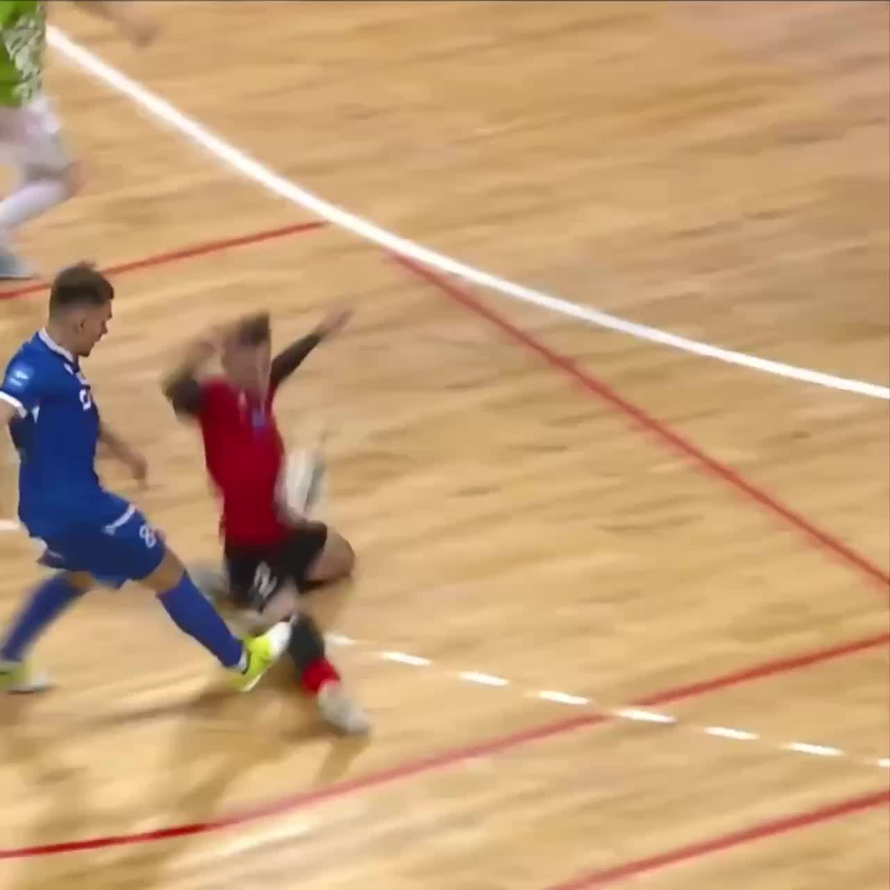 Инциденты на спортивных мероприятиях: фейерверк угрожает игроку в России, а сальто приводит к травме в Замбии