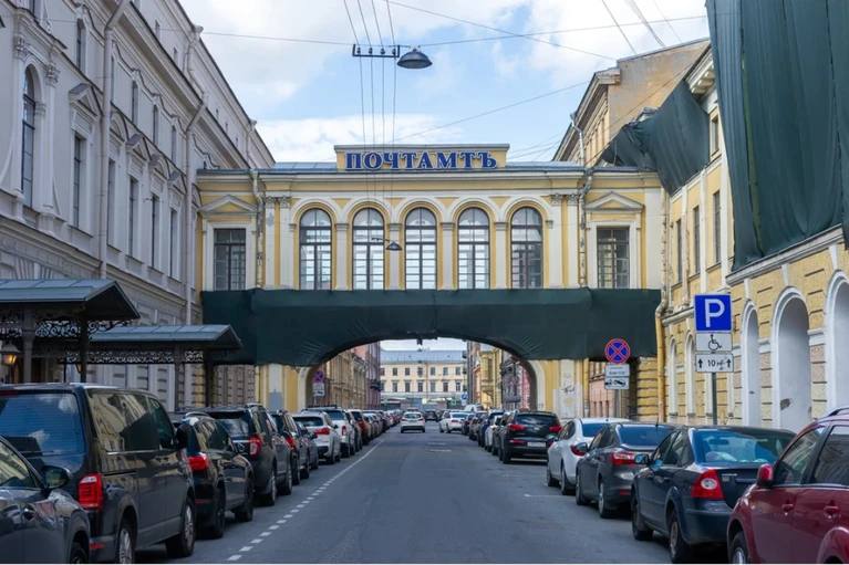 Главпочтамт в центре Петербурга продают за 1 2 млрд рублей Российский аукционный дом объявил о продаже знаменитого здания Главпочтамта в центре города Торги состоятся 16 января 2026 года начальная цена лота составляет 1 2 миллиарда рублей Ранее там хотели создать Почтовый квартал но в итоге проект с общественным пространством свернули Олег Золото Читай нас в MAX Подпишись на Комсомольскую правду СПб