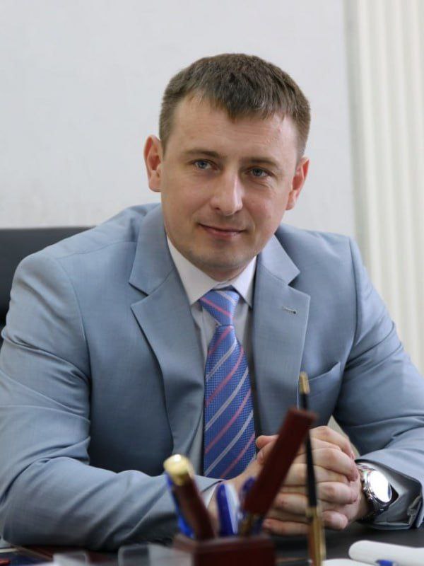 По инициативе прокуратуры края в связи с утратой доверия отправлен в отставку глава Гулькевичского района Органами прокуратуры края совместно с УЭБ и ПК ГУ МВД России по Краснодарскому краю и его территориальным подразделением проведена проверка соблюдения антикоррупционного законодательства главой муниципального образования Гулькевичский район В ходе ее проведения установлены факты представления им Губернатору Краснодарского края недостоверных сведений о доходах об имуществе и обязательствах имущественного характера непосредственного его участия в осуществлении предпринимательской деятельности родственником а также непринятия мер к предотвращению и урегулированию конфликта интересов при получении его родственником бюджетных средств из подконтрольного главе района муниципального предприятия В связи с чем прокуратурой района 31 января 2025 года направлена информация Губернатору края на основании которой назначена соответствующая проверка полностью подтвердившая факты совершения главой Гулькевичского района указанных коррупционных правонарушений 11 декабря 2025 года решением Совета муниципального образования Гулькевичский район на основании соответствующего заявления Губернатора края глава района отправлен в отставку в связи с утратой доверия Перейти в наш канал МАХ Подпишись поделись krasnodarkray1 Прислать видео новость