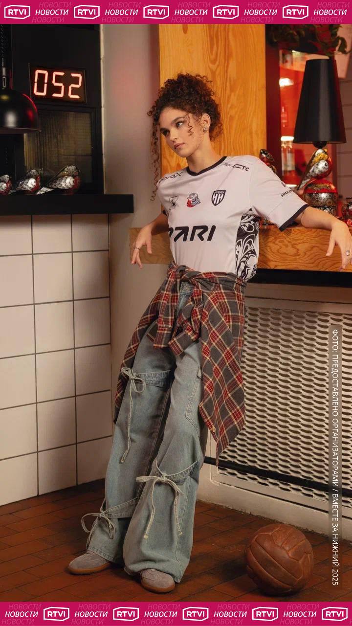 Нижегородские спортивные клубы сыграют матчи в украшенной хохломой форме 4 ноября в Нижнем Новгороде стартовал проект Вместе за Нижний в рамках которого спортивные клубы региона объединяются и проводят матчи в единой игровой форме В этом году в юбилейный пятый сезон она будет вдохновлена хохломой традиционными узорами Нижегородской области В 2025 году в проекте участвуют семь клубов нижнего города футбольный Пари Нижний Новгород баскетбольный Пари Нижний Новгород хоккейные Торпедо и Старт волейбольный Горький мини футбольные клубы Торпедо и Норманочка В этом сезоне экипировка команд будет наполнена собственным визуальным решением которое объединено общей идеей Хохломские орнаменты на формах созданы разными художниками узоры представлены как в классических форматах так и в более современном прочтении Вместе за Нижний это про то как чувство сопричастности рождается из понятных вещей формы любимой команды узора знакомого с детства эмоций на трибунах За пять лет проект вырос в движение в этом году он продолжает развиваться и включает несколько направлений помимо традиционной формы для клубов планируется выпуск коллекции мерча коллаборации с ресторанами и ряд других активностей рассказал замгубернатора Нижегородской области Олег Беркович