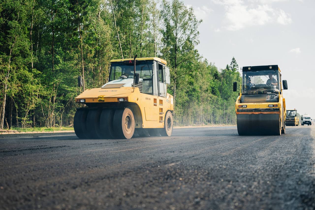 На участке трассы М-3 "Украина" от деревни Бекасово в Московской области до Малоярославца в Калужской области продолжается реконструкция — на сегодня уложили около 2,5 млн кв. м асфальтобетона Если наглядно представить, это порядка 100 Красных площадей в Москве. Большой масштаб. Также на этом отрезке строят 33 искусственных сооружений, включая надземные пешеходные переходы и развязки. Это позволит убрать часть светофоров и обеспечить скоростное движение. Ещё поможет свободно проезжать транзитному транспорту и не мешать движению жителей Наро-Фоминска, Балабаново и Обнинска. М-3 будет ещё удобнее и быстрее. На стройке "Автодора" сейчас работает больше 1000 человек и задействовано свыше 300 единиц спецтехники.