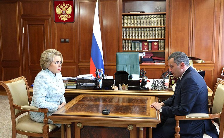 Валентина Матвиенко встретилась с врио губернатора Александром Хинштейном Встреча прошла в Москве. В ходе неё председатель Совета Федерации подчеркнула, что наш регион находится на особом контроле у Президента. Александр Хинштейн поблагодарил Совет Федерации, Президента и федеральный центр за поддержку Курской области в непростые времена. Обсудили меры поддержки населения. Так, в мае продлили выплаты в размере 65 тысяч рублей для курян, утративших жильё после вторжения ВСУ в августе 2024 года. Их получают более 114 тысяч человек. Кроме того, помощь оказывают тем, чьё жильё надо ремонтировать, и чьи дома хоть и не пострадали, но стали непригодны для проживания. Говорили также о работе ремонтных бригад, обезвреживанию ВОП в приграничье. Фото: Совет Федерации Сейм Курская область