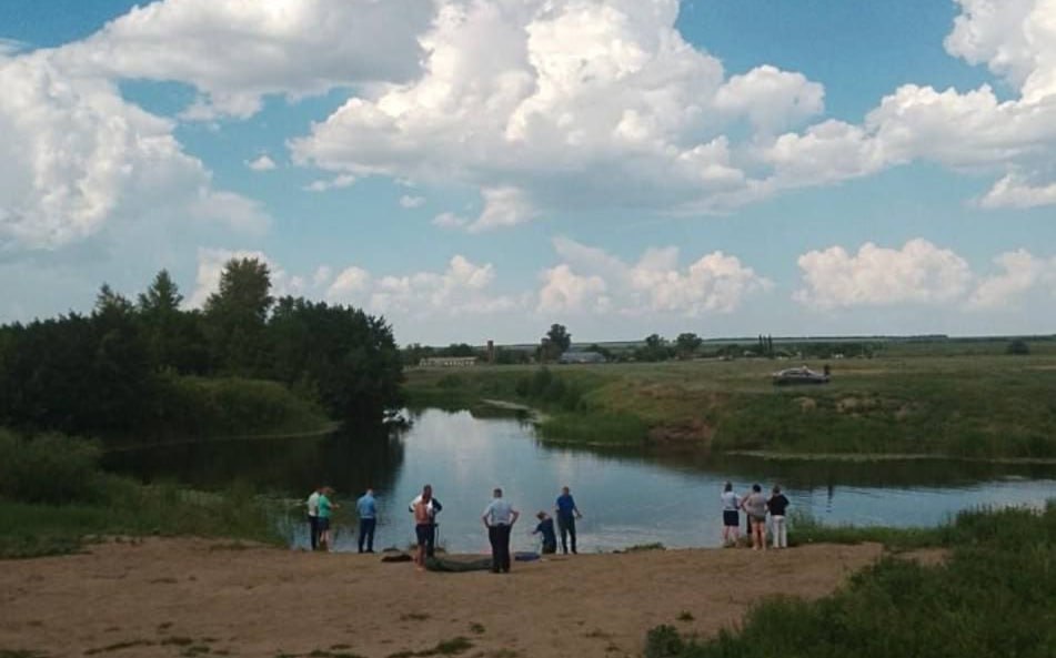 В водоёме Красногвардейского района нашли тело мужчины Его из пруда Искра возле посёлка Староникольское достали местные жители. Выяснилось, что мужчине на момент гибели было 40 лет. Оренбуржье