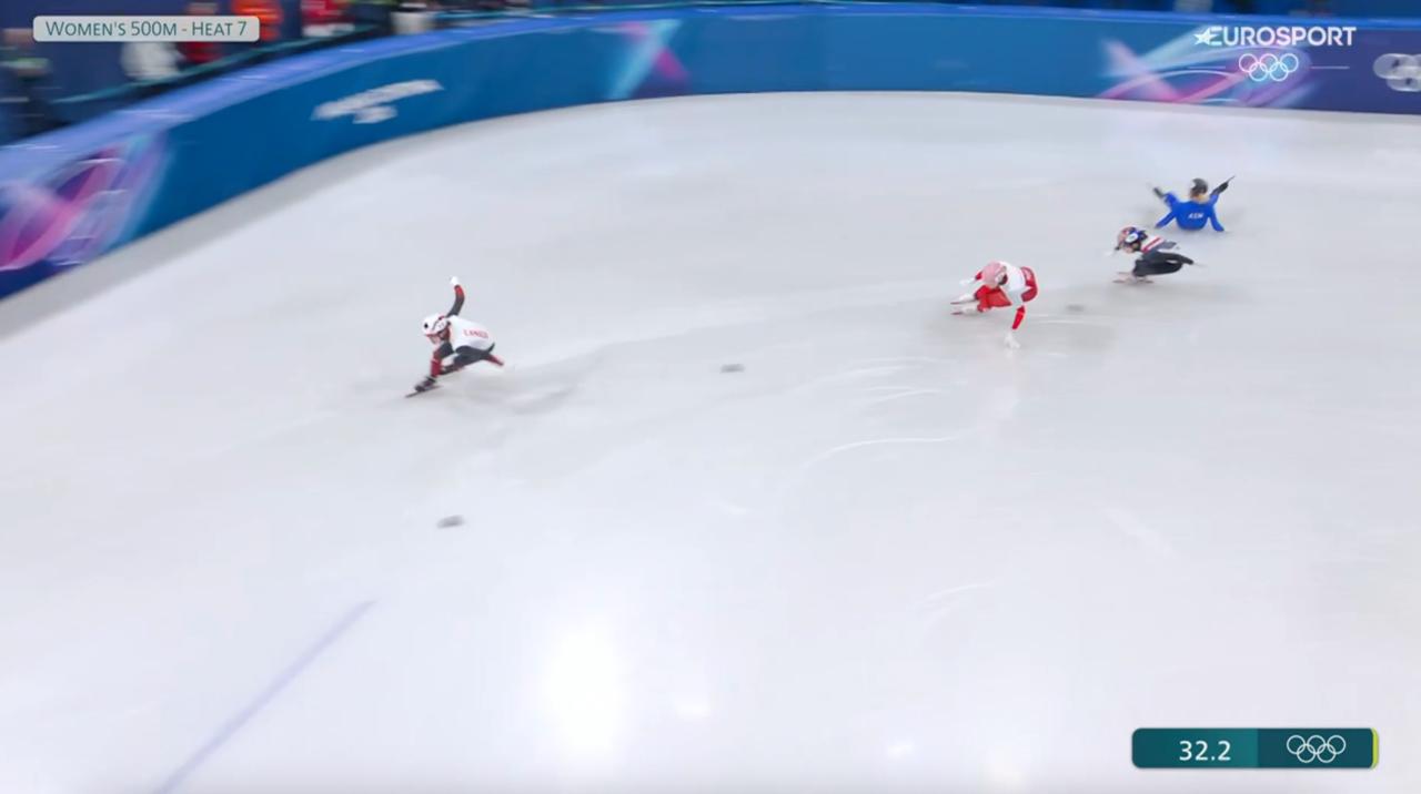 Упала спортсменка из Новоуральска во время забега на Олимпийских играх Алена Крылова провалила квалификацию на 500 м на Олимпиаде в Италии Она финишировала последней четвертой в своей группе А значит не попадет в четвертьфинал по шорт треку Крылова стала одной из 13 российских спортсменов выступающих на Олимпиаде в Милане Пока ни у кого из них нет медалей   Новости из Екатеринбурга