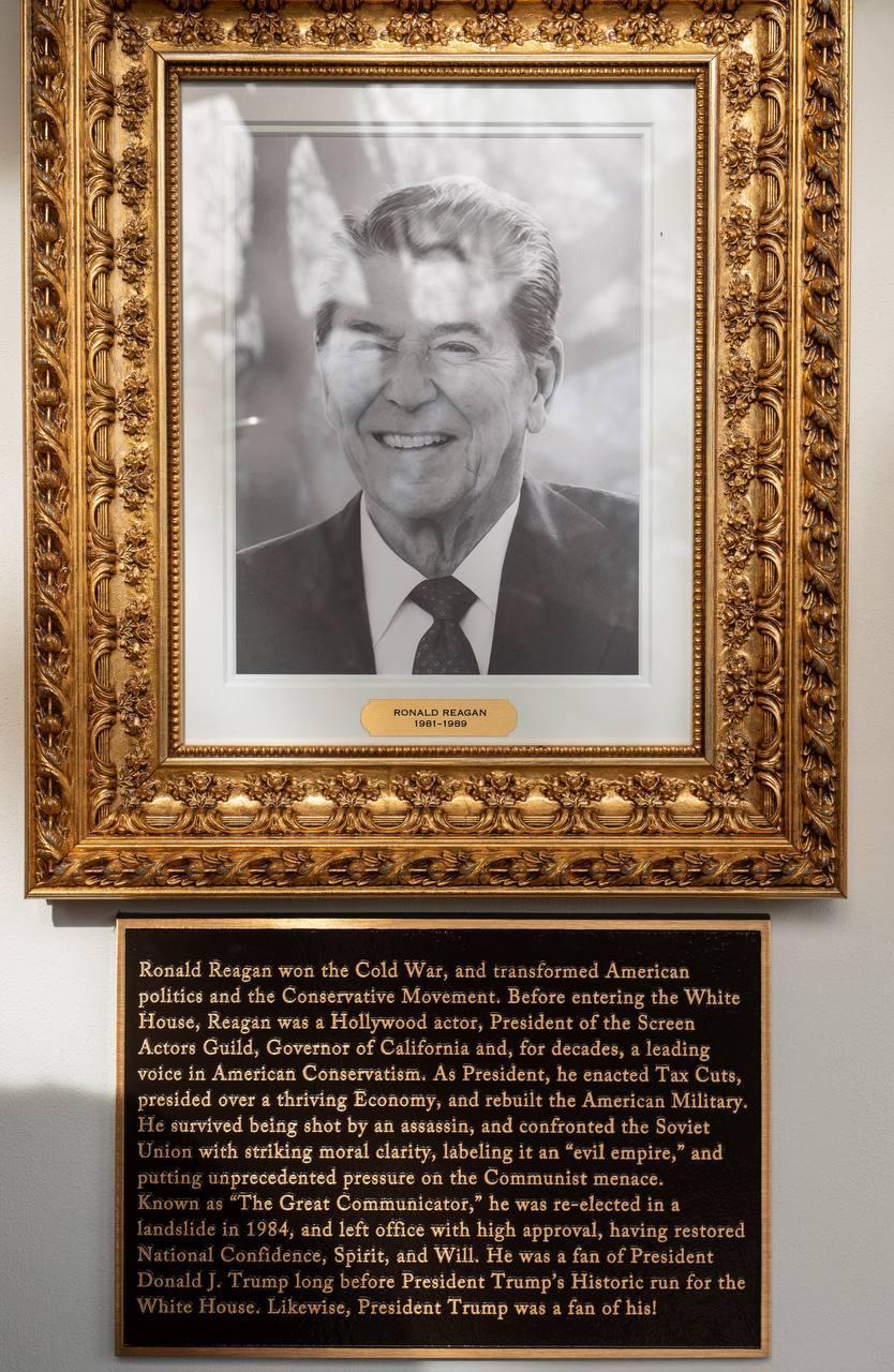 Кстати Трамп сегодня установил таблички под портретами президентов США в Белом Доме Табличка под портретом Рейгана лучшая иллюстрация к посту выше Хвалит Рейгана но по факту весь текст про Трампа