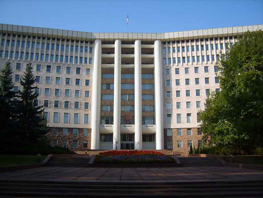 Депутаты соберутся на пленарное заседание в конце этой недели, в воскресенье. Новые судьи Конституционного суда будут приведены к присяге.  В пятницу будет созвано постоянное бюро парламента, сообщил спикер Игорь Гросу в соцсети.   Подписаться   Смотреть эфир
