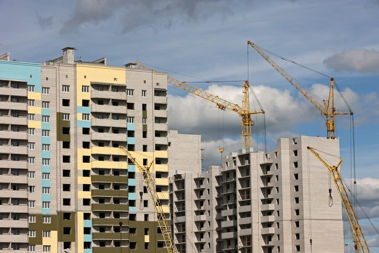 Вологодская область перевыполнила план по обеспечению жильём детей сирот на 30 На Вологодчине подведены итоги года в строительной сфере и одним из ключевых достижений стало существенное превышение плана по обеспечению жильём детей сирот При плановом значении в 386 человек квартиры или жилищные сертификаты получили 503 молодых вологжан Таким образом показатель перевыполнен на 30 На эти цели направлено более 2 млрд рублей Достичь таких результатов удалось благодаря поэтапному перераспределению областного бюджета в течение года это позволило увеличить количество обеспеченных жильём ребят Для сравнения в 2024 году квартиры получили 310 детей сирот что делает текущий результат особенно значимым Губернатор Вологодской области Георгий Филимонов также напомнил что регион полностью решил проблему обманутых дольщиков и досрочно завершил программу переселения граждан из аварийного жилья рассчитанную до сентября 2025 года Фактически её выполнение завершилось уже в 2024 м с перевыполнением плана на 29 5 Сейчас в регионе стартует новая программа на 2025 2026 годы Правительство Вологодской области Telegram MAX