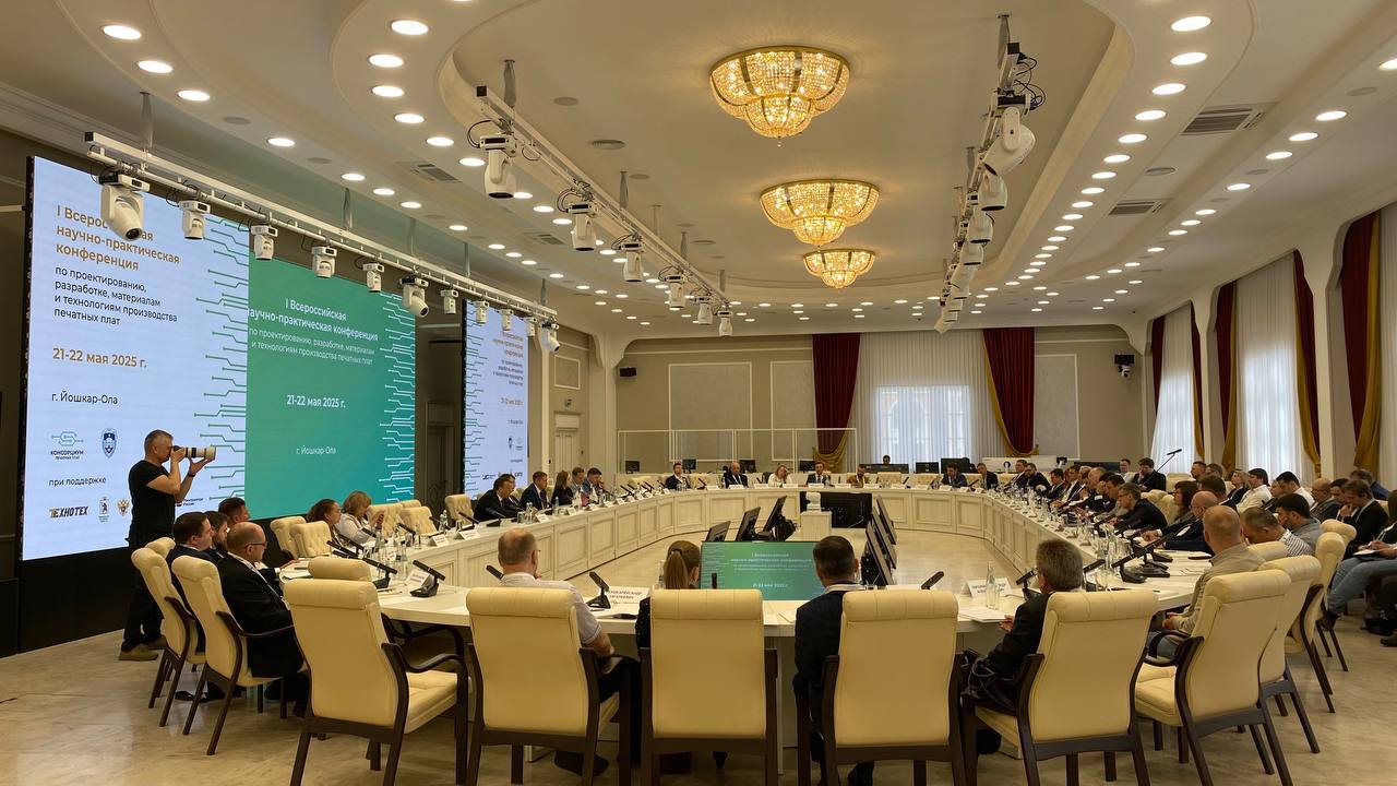 Отечественные печатные платы станут обязательными к 2028 году На связь с участниками отраслевой конференции в Йошкар-Оле по ВКС вышел директор Департамента радиоэлектронной промышленности Минпромторга РФ Юрий Плясунов. Он отметил, что потребность в российских платах в стране огромная. При этом производства пока закрывают ее лишь на 20%. «К 2027 году мы ожидаем запуск сразу нескольких крупных предприятий, который даст кратное увеличение объема производства печатных плат. Это позволит удовлетворить спрос на отечественную продукцию уже на 50%», — заявил представитель Минпромторга. Стимулировать переход на отечественные платы в ведомстве будут через ужесточение требований к стране происхождения радиоэлектронной продукции ПП №719 и бальную систему. ‼ «Отечественные печатные платы перейдут в обязательный режим ориентировочно в 2028 году», – заявил Юрий Плясунов. По его словам, это откроет новые возможности и для производителей химии и материалов. Подписывайтесь на «Технотех»