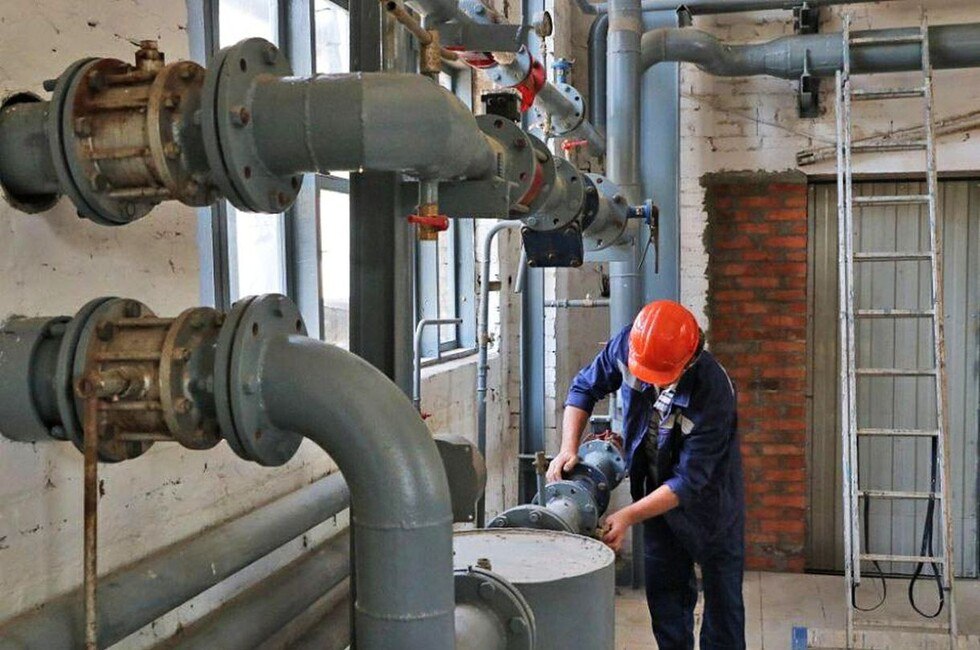 Роботизированная система поможет диагностировать порывы на водосетях ДНР  «Специальные устройства смогут точно определять места повреждений, а оперативная карта порывов позволит сократить утечку воды до 30%»,  — сообщил Глава ДНР Денис Пушилин по итогам штаба по воде, в котором поучаствовал министр строительства и жилищно-коммунального хозяйства РФ Ирек Файзуллин.  За неделю в ДНР сформируют комплексный план мероприятий по налаживанию водоснабжения в регионе. При координации регионов-шефов в ближайшее время в регион будут переданы дополнительные водовозы и спецбригады.  Читать полностью    Подписаться