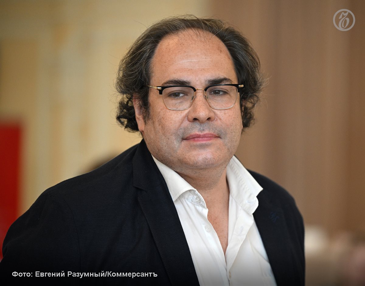 Главред «Литературной газеты» получил премию Даниила Гранина Главный редактор «Литературной газеты» Максим Замшев стал лауреатом премии Даниила Гранина за роман «Вольнодумцы». Церемония вручения прошла в Главном штабе Государственного Эрмитажа. Всего в рамках конкурса было отсмотрено 165 произведений. Лучшим в категории «Малая проза» стал сборник бывшего лесника Алтайского заповедника Ильи Кочергина «Запасный выход». В номинации «Искатели» победила книга «Исцеление мира. Журнал Рыси и Нэта» Софии Агачер псевдоним Елены Клименковой,— «Ъ-СПб» . Национальная литературная премия имени Даниила Гранина вручается раз в два года правительством Петербурга совместно с Российским книжным союзом и издательской группой «Эксмо-АСТ». Лауреатами становятся авторы, в работах которых находят отражение современные гуманистические ценности.