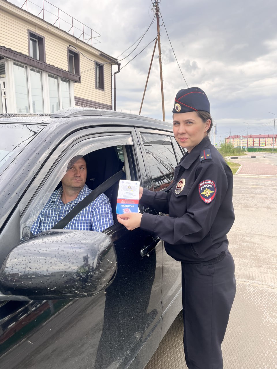 Тазовские автоинспекторы напомнили о финансовой безопасности. Эти напоминания связаны с участившимися случаями мошенничества, когда злоумышленники, представляясь сотрудниками полиции или банков, пытаются завладеть деньгами граждан. Под предлогом защиты сбережений преступники убеждают перевести средства на так называемые «безопасные счета». ‼ Сотрудники банков и полиции НИКОГДА не запрашивают реквизиты карт, пароли из СМС, персональные данные и не просят совершать денежные переводы. Обо всех случаях мошенничества или подозрительных звонках следует незамедлительно сообщать в полицию по телефону 02 или 102 с мобильного . #мвдроссии #полиция #гибддянао #гибдд #янао #тазовскийрайон
