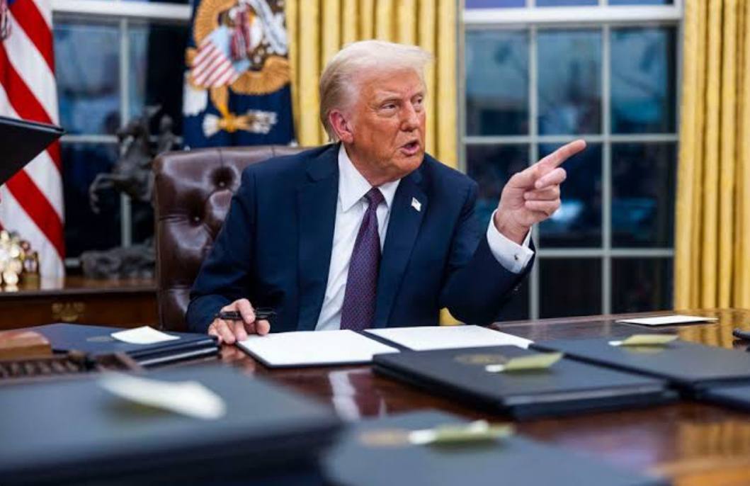 Трамп в понедельник в 21 00 мск проведёт встречу с министром ВВС США Тройем Мейнком в Овальном кабинете В это же время запланирована пресс конференция представителя Белого дома Каролин Левитт следует из распространённого Белым домом расписания Далее у Трампа запланированы две встречи с 22 30 мск однако темы обсуждения не уточняются В 00 30 мск у президента состоится радиоинтервью в Овальном кабинете В графике не указано СМИ которое будет брать интервью