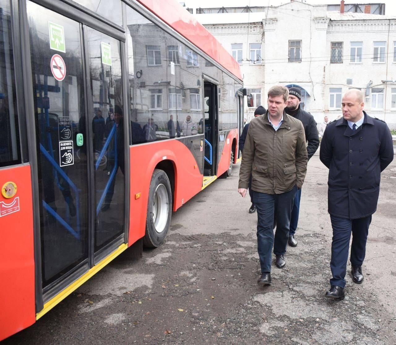 ПроОрен Новости Оренбурга Новый троллейбус Авангард проходит испытания в Оренбурге Про Общество С конца октября по 4 му маршруту областного центра ездит современный низкопольный троллейбус Специалисты изучают его работу оценивая технические параметры удобство для пассажиров и соответствие требованиям к городскому транспорту сообщили в городской администрации Врио главы Оренбурга Альберт Юмадилов провел встречу с представителем компании Транс Альфа которая производит эти троллейбусы и электробусы Администрация города продолжает прорабатывать вопрос по восстановлению троллейбусного движения в Оренбурге Троллейбус Авангард в ходе тестовой эксплуатации зарекомендовал себя положительно И пассажиры и водители сообщают о том что машина комфортная и в то же время маневренная сообщил Альберт подробнее на канале ПроОрен Новости Оренбурга