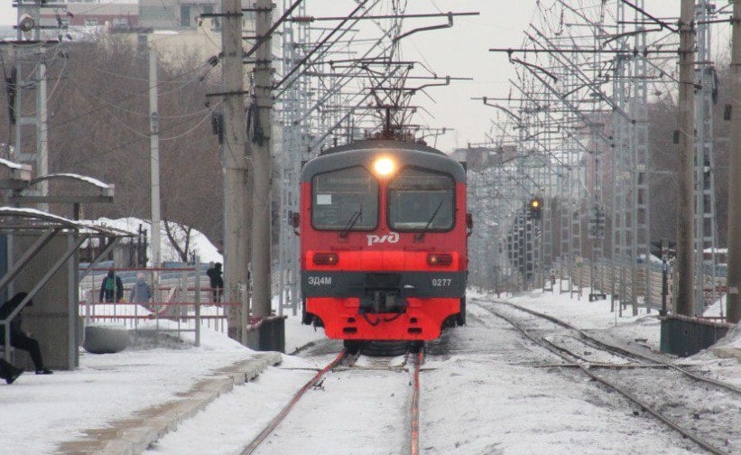 В Новосибирской области переименовали 31 железнодорожную остановку  Об этом сообщили в пресс-службе АО «Экспресс-пригород».  Всего был переименован 31 остановочный пункт. К примеру, остановку на 65-м км на участке Инская-Среднесибирская назвали Святой Источник, в честь родника в посёлке Ложок Искитимского района, а пункт 141-й км на участке Тогучин — Проектная получил название Изылы.  Новые названия были согласованы с органами местного самоуправления и соответствуют историческим и культурным особенностям региона. Они облегчат навигацию для пассажиров и сделают карту магистрали более информативной и привлекательной.       Прислать новость   Дарим: 7 шайб МХЛ, билеты на домашний матч ХК "Сибирь", билеты на РУКИ ВВЕРХ!