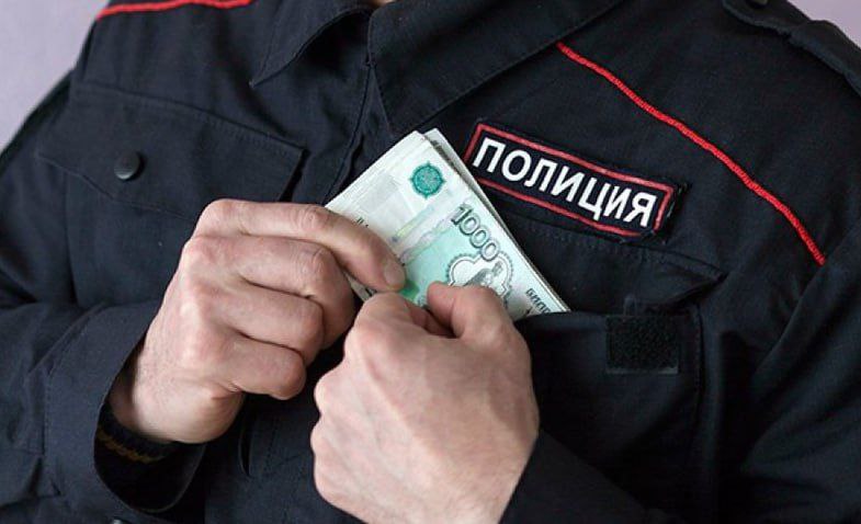 В Ангарске двое экс-полицейских осуждены за взятки Ангарский городской суд вынес приговор по уголовному делу в отношении двух местных жителей в возрасте 41 года и 29 лет. Они признаны виновными по п. «а» ч. 5 ст. 290 УК РФ получение взятки , ч. 1 ст. 291.2 УК РФ мелкое взяточничество . Суд установил, что с июня по октябрь 2024 года по подсудимые, занимая должности инспекторов отделения по исполнению административного законодательства органов внутренних дел, незаконно получили денежное вознаграждение от предпринимателей, осуществляющих деятельность, связанную с реализацией алкогольной продукции в кафе, магазине и трех барах, расположенных в 94 и 189 кварталах, 6 и 17 микрорайонах, микрорайоне Кирова Ангарска. Взятки передавались за непроведение проверок соблюдения взяткодателями правил продажи этилового спирта, алкогольной и спиртосодержащей продукции, непривлечение их к административной ответственности. Общая сумма взяток превысила 87 тыс. рублей. Полученные средства мужчины распределяли между собой. Противоправная деятельность выявлена и пресечена ОРЧ СБ ГУ МВД по Иркутской области. С учетом мнения государственного обвинителя суд приговорил бывших инспекторов к лишению свободы на срок 4 и 4,5 года с отбыванием наказания в исправительной колонии строгого режима, с лишением права занимать определенные должности на срок 5 и 7 лет, с лишением специальных званий лейтенанта и майора полиции. Один из них осужден к штрафу в размере 300 тыс. рублей. Осужденные взяты под стражу в зале суда. Также у подсудимых в доход государства конфискован эквивалент полученных взяток на общую сумму 110 тыс. рублей.