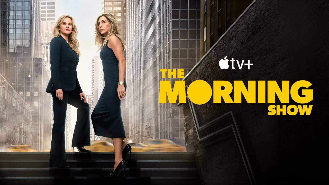На Apple TV стартовал 4 сезон Утреннего шоу вышла первая серия из десяти запланированных Официальный синопсис гласит что редакции приходится иметь дело с миром полным дипфейков теорий заговора и корпоративных тайн Не обходится разумеется без искусственного интеллекта и Variety уже написал что сериал идеально вписывается в эпоху нейросетей за которые публично топит одна из главных звезд шоу Риз Уизерспун как за неизбежное будущее кинематографа К слову Apple продлил Утреннее шоу на пятый сезон еще до выхода четвертого такоемысмотрим