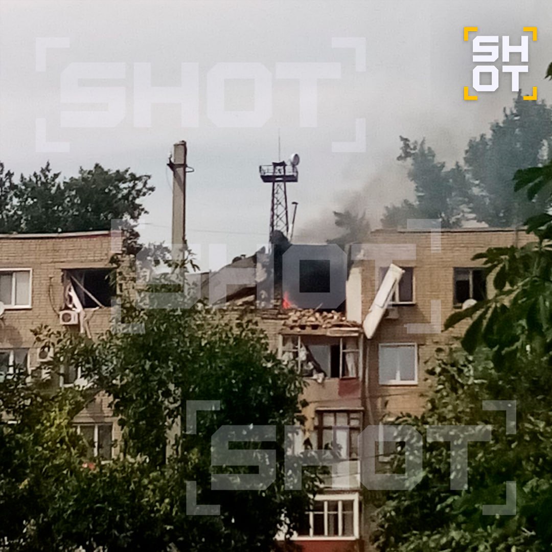 Кадры с места взрыва в городе Ершов. Жителей эвакуировали из дома Экстренные службы начали разбор завалов. На данный момент о пострадавших не сообщалось. По данным SHOT, одной жительнице дома потребовалась помощь врачей, пенсионерка в шоковом состоянии. UPD: Три квартиры разрушены в результате взрыва, пострадавших и погибших нет, пожар тушат.