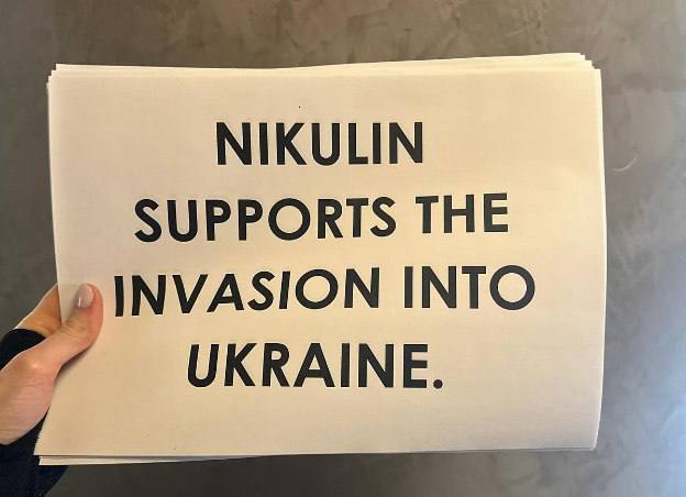 Українка виступила з протестом на Міжнародному фестивалі циркового мистецтва в Італії, дізнавшись, що у журі є росіянин.  Зокрема, дівчина вийшла на сцену з українським прапором та роздала глядачам листівки зі словами: «Нікулін підтримує вторгнення в Україну».  Артистка Анна Петренко заявила, що вперше за час проведення циркового фестивалю місце у журі отримав росіянин Максим Нікулін, син радянського клоуна та актора Юрія Нікуліна. Він очолює Московський цирк та підтримує російську владу, систематично допомагає військовим рф.  У результаті, артистку виключили з фестивалю через «недотримання регламенту». Крім цього, Нікулін заявив, що вчинок дівчини є «недоречним жестом та чистою пропагандою».