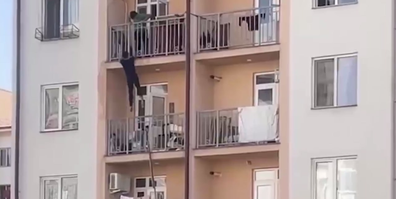 В Ташкенте студент спас ребенка оставшегося без присмотра В Ташкенте студент предотвратил трагедию спасая маленького ребенка который оказался на краю балкона Подробнее anhor uz news tashkent student 2 anhoruz Новости события мнения Мобильное приложение IOS Android