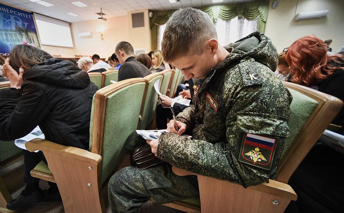 Прием в вузы по квоте для участников СВО и членов их семей вырос на 74,2% в 2025 году. Таким образом общая численность таких абитуриентов составила 28 383 человека, сообщили «Ведомостям» в Минобрнауки.   Зачисление по отдельной квоте растет в том числе в ведущих российских вузах. О приросте сообщили в МГТУ им. Н. Э. Баумана, РАНХиГС, Высшей школе экономики и др.   При этом в Московском физико-техническом институте заполняемость по квоте составила только 36%. В МФТИ объяснили это тем, что поступающие «трезво оценивали свои возможности учиться в одном из сильнейших технических вузов» и принимали решение поступать в другие места.
