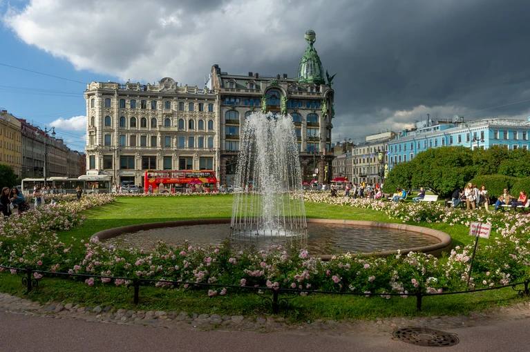 Фонтаны в центре Петербурга не будут выключать в ночь с 28 на 29 июня Такой подарок выпускникам, гуляющим до утра на «Алых парусах», сделал Водоканал. Ребята смогут по полной насладиться праздничной атмосферой города. Будут работать фонтаны: — у здания Эрмитажа на Дворцовой набережной, 38 ; — у Адмиралтейства Адмиралтейский проспект, 3 ; — на Манежной площади; — «Шар» на Невском проспекте, 56 ; — у Казанского собора Казанская площадь, 2 . : Олег Золото : СПб — отдай свой буст нам